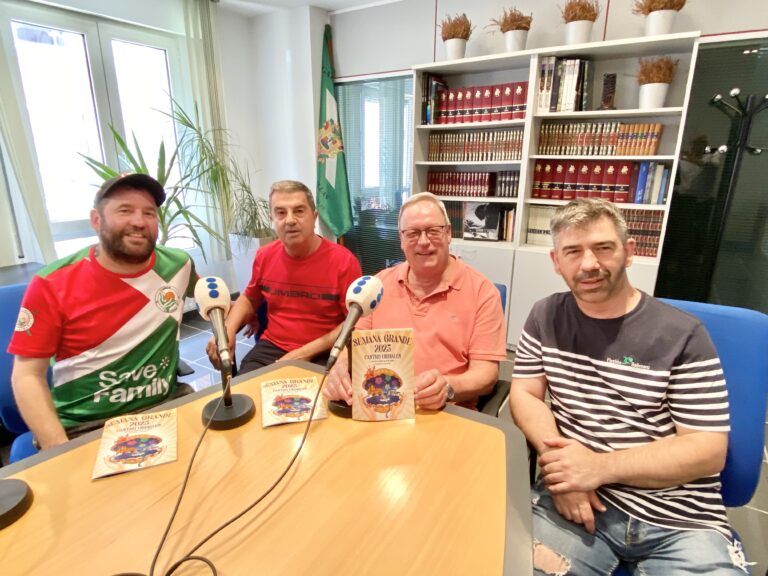 LAS PEÑAS CASTREÑAS VISITAN CASTRO PUNTO RADIO COINCIDIENDO CON EL INMINENTE COMIENZO DE LAS FIESTAS DE LA SEMANA GRANDE
