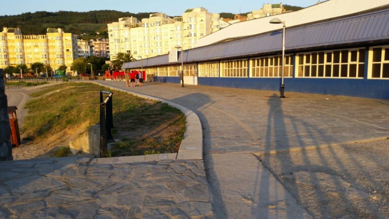 UGT DENUNCIA ANTE INSPECCIÓN DE TRABAJO «LA INSALUBRIDAD, FALTA DE INTIMIDAD Y PELIGROSIDAD» DE LOS VESTUARIOS DEL POLIDEPORTIVO PERU ZABALLA PARA LOS EMPLEADOS DE LIMPIEZA DURANTE LAS OBRAS QUE SE ESTÁN DESARROLLANDO