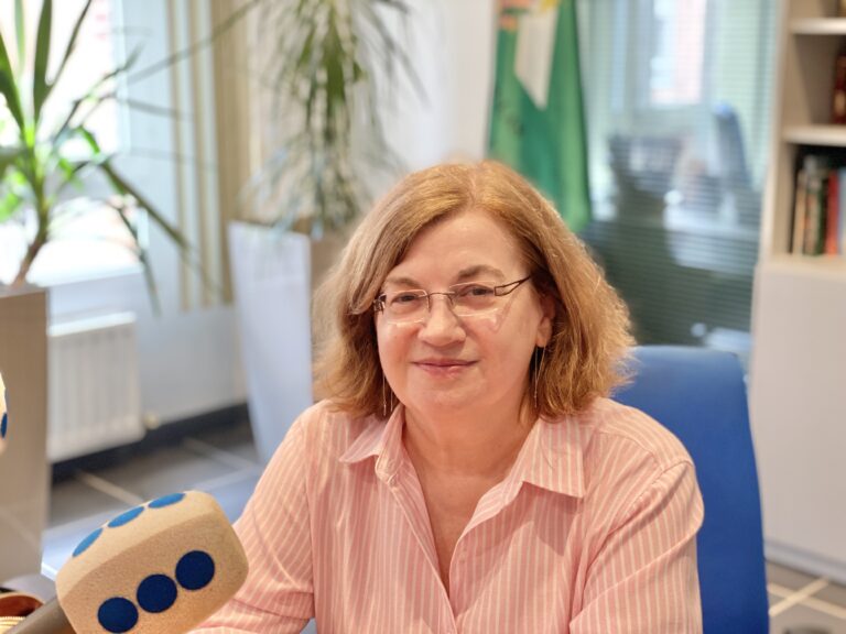 LA ESCRITORA CASTREÑA DOLORES CONQUERO APROVECHA UNOS DÍAS DE DESCANSO EN LA PROMOCIÓN DE SU ÚLTIMO LIBRO PARA VISITAR SU CIUDAD NATAL