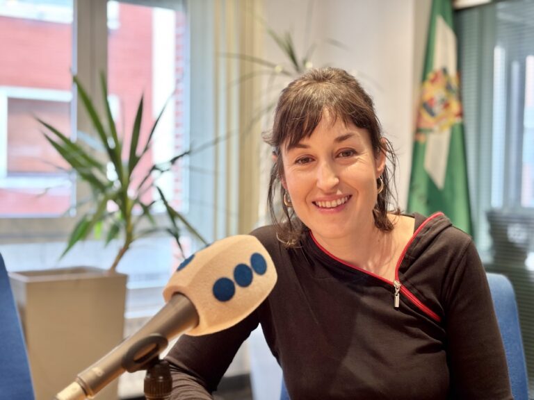 LA BIÓLOGA CASTREÑA MARÍA VIOTA DEFIENDE QUE «LAS CIUDADES NECESITAN SOMBRA, ÁRBOLES Y HOJAS»