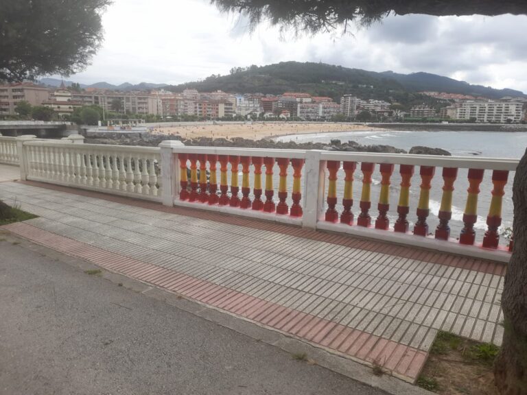 PODEMOS SOLICITARÁ AL AYUNTAMIENTO MEDIDAS PARA ACABAR CON LOS «REITERADOS ATAQUES DE ODIO CONTRA EL ÚNICO SÍMBOLO LGTBI PERMANENTE DEL MUNICIPIO» CON MOTIVO DE LA ÚLTIMA VANDALIZACIÓN DE LA BALAUSTRADA ARCOÍRIS DE COTOLINO