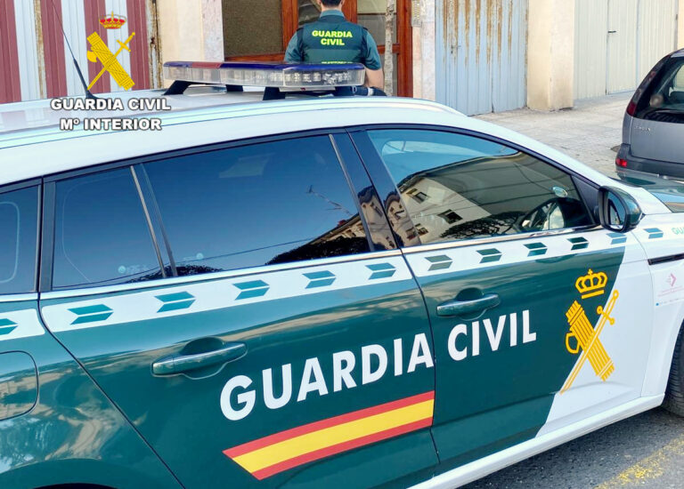 TRES DETENCIONES POR LA GUARDIA CIVIL A LOS POCOS MINUTOS DE COMETERSE UN ROBO EN EL INTERIOR DE UN VEHÍCULO EN LA CALLE SAN FRANCISCO DE CASTRO URDIALES