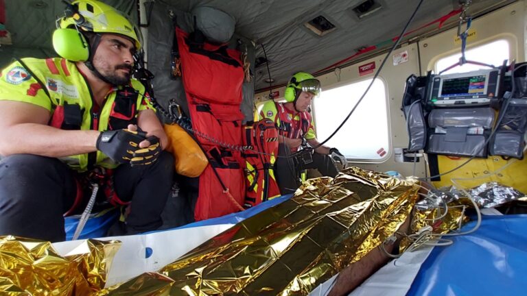 UN BAÑISTA RESCATA A UN HOMBRE QUE SE ESTABA AHOGANDO EN LA PLAYA DE SONABIA Y DESPUÉS ES EVACUADO A TRAVÉS DEL HELICÓPTERO REGIONAL