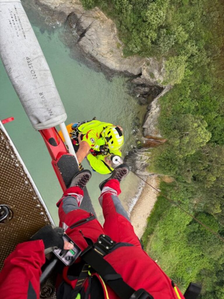 DOS PEREGRINOS RESCATADOS CON HELICÓPTERO TRAS CAER POR UN TERRAPLÉN EN SALTACABALLO