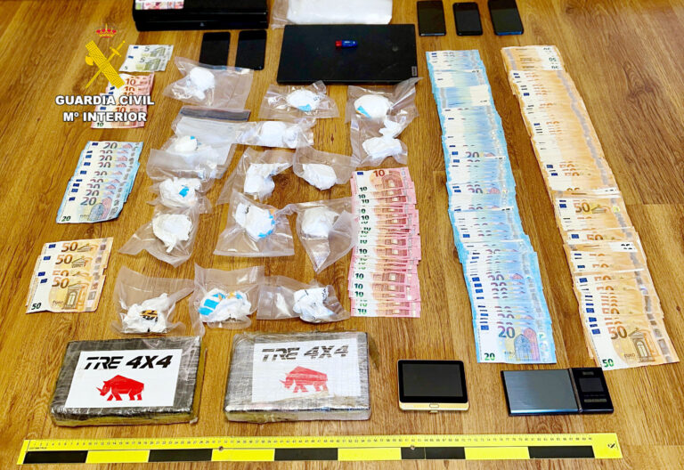LA GUARDIA CIVIL DETIENE EN CASTRO URDIALES A LOS CINCO MIEMBROS DE UNA ORGANIZACIÓN CRIMINAL CON COCAÍNA PARA PONER EN CIRCULACIÓN 12.000 DOSIS