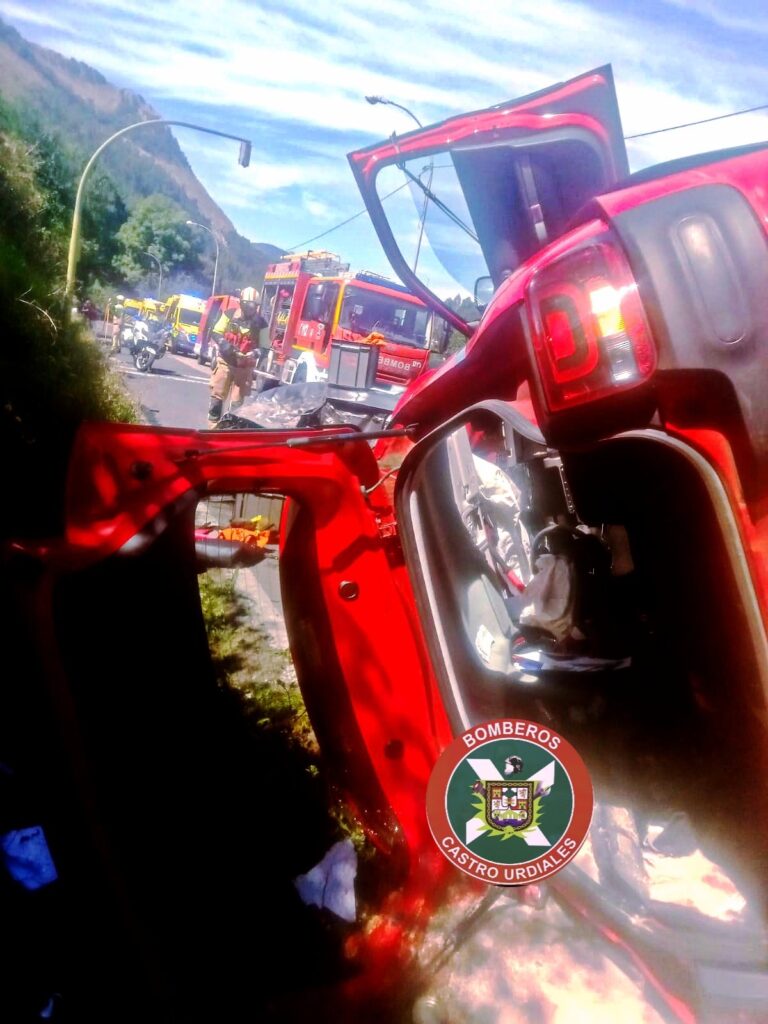 ACCIDENTE DE TRÁFICO EN OTAÑES ENTRE DOS TURISMOS, UNO DE ELLOS VOLCADO