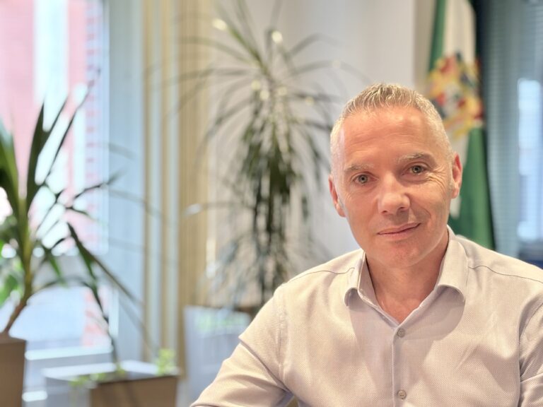 EL ALCALDE DE GURIEZO DETALLA UN NUEVO PROYECTO QUE TRANSFORMARÁ EL CENTRO DEL MUNICIPIO, CON LA CONSTRUCCIÓN DE UN EDIFICIO MULTIUSOS Y LA URBANIZACIÓN DEL ENTORNO CON 28 NUEVAS PLAZAS DE APARCAMIENTO