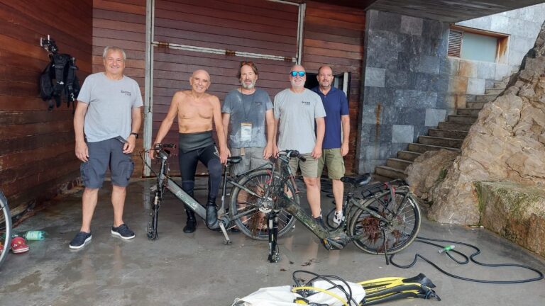 EL VANDALISMO QUE NO CESA: RECUPERADAS DEL POZO BAJO EL PUENTE MEDIEVAL DE CASTRO DOS BICICLETAS ELÉCTRICAS DEL SERVICIO MUNICIPAL DE ALQUILER