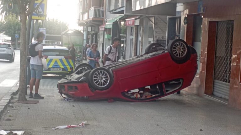 UN COCHE VUELCA EN LA RONDA FRENTE A LA BARRERA A LAS 7 DE LA MAÑANA Y SE QUEDA PARADO EN LA ACERA A POCOS CENTÍMETROS DE LA FACHADA DEL RESTAURANTE CHINO