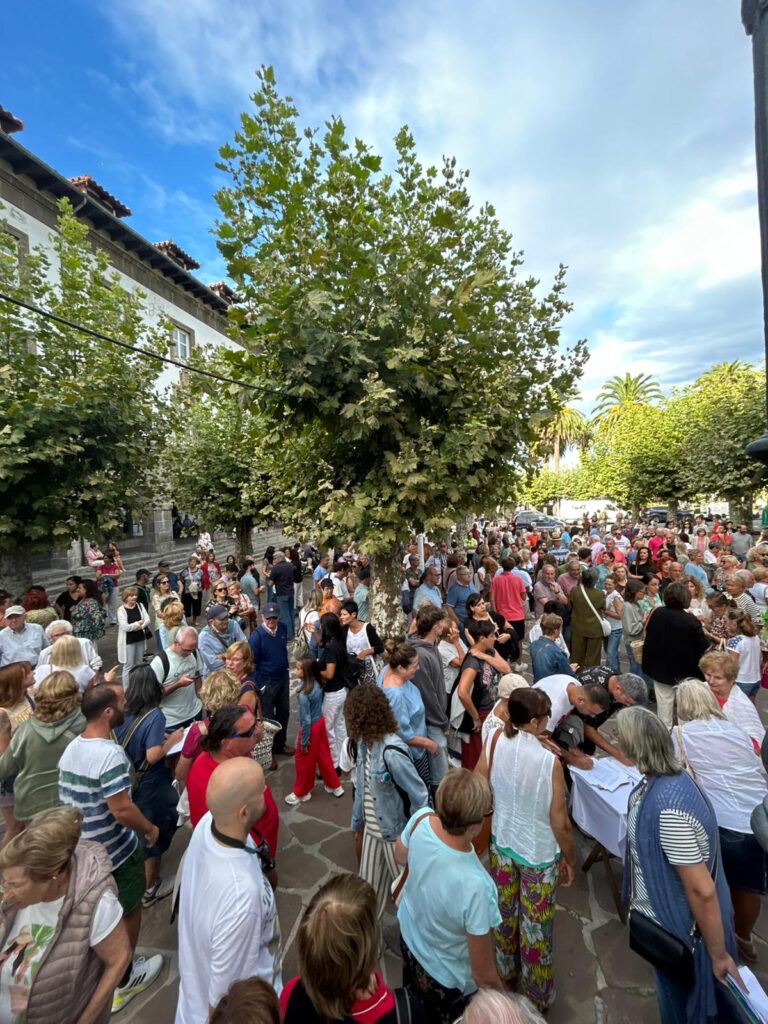 UNAS 600 PERSONAS, SEGÚN LOS ORGANIZADORES, SE CONCENTRAN ESTA TARDE EN DEFENSA DE LA BARRERA
