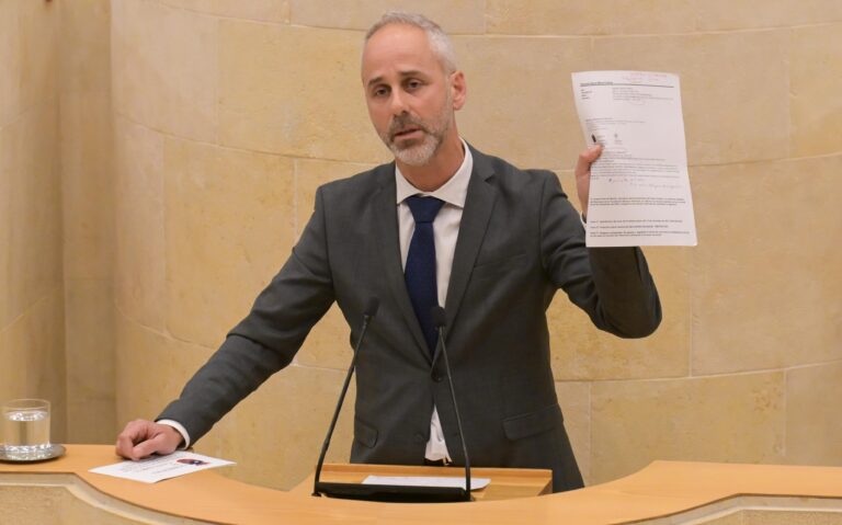 EL CONSEJERO DE EDUCACIÓN APELA A LA «RESPONSABILIDAD DE TODOS DE NO INTRODUCIR ELEMENTOS DE DEBATE EN LA ESCOLARIZACIÓN DE ALUMNOS DE PRIMARIA»