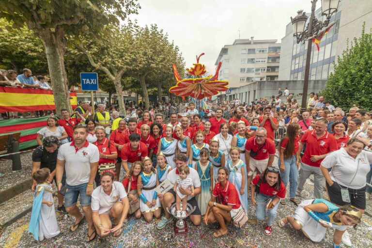 FRANCIS 2 VENCE EN LA GALA FLORAL DE TORRELAVEGA, EN LA QUE HAN PARTICIPADO OCHO CARROZAS CASTREÑAS