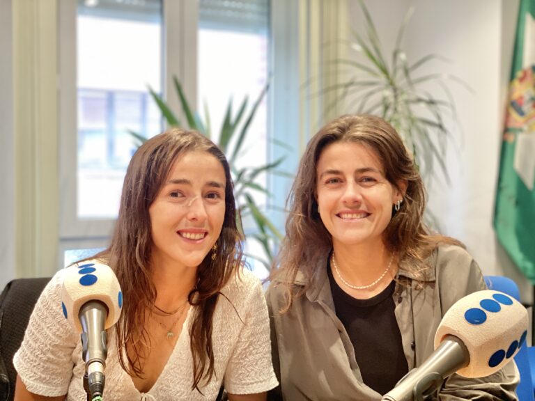 TRAS OBTENER LA MEDALLA DE BRONCE EN EL EUROPEO DE HOCKEY, NOS VISITAN LUCÍA Y PAULA JIMÉNEZ, JUGADORAS DE LA SELECCIÓN ESPAÑOLA