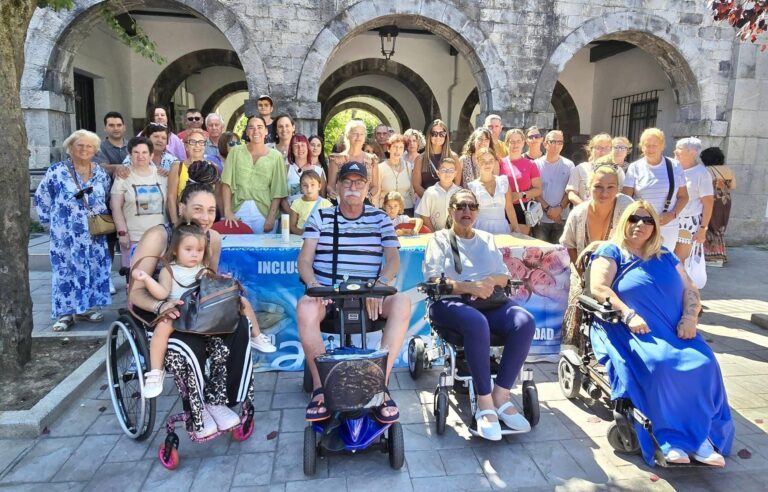 ADICAS SOSPECHA QUE ALGUNAS TARJETAS DE APARCAMIENTO PARA PERSONAS CON MOVILIDAD REDUCIDA «SE USAN FRAUDULENTAMENTE» EN CASTRO URDIALES