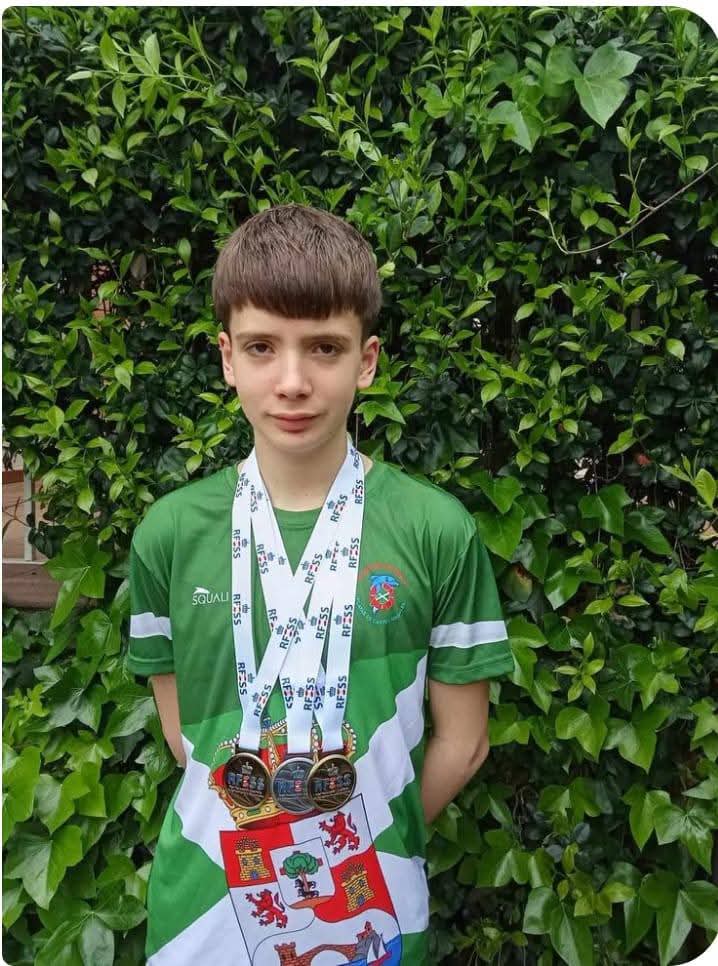 EL JOVEN NADADOR CASTREÑO RAÚL PEDRUEZA MERINO HA LOGRADO ESTA TEMPORADA TRES CAMPEONATOS DE ESPAÑA Y SIETE MEDALLAS NACIONALES EN TOTAL