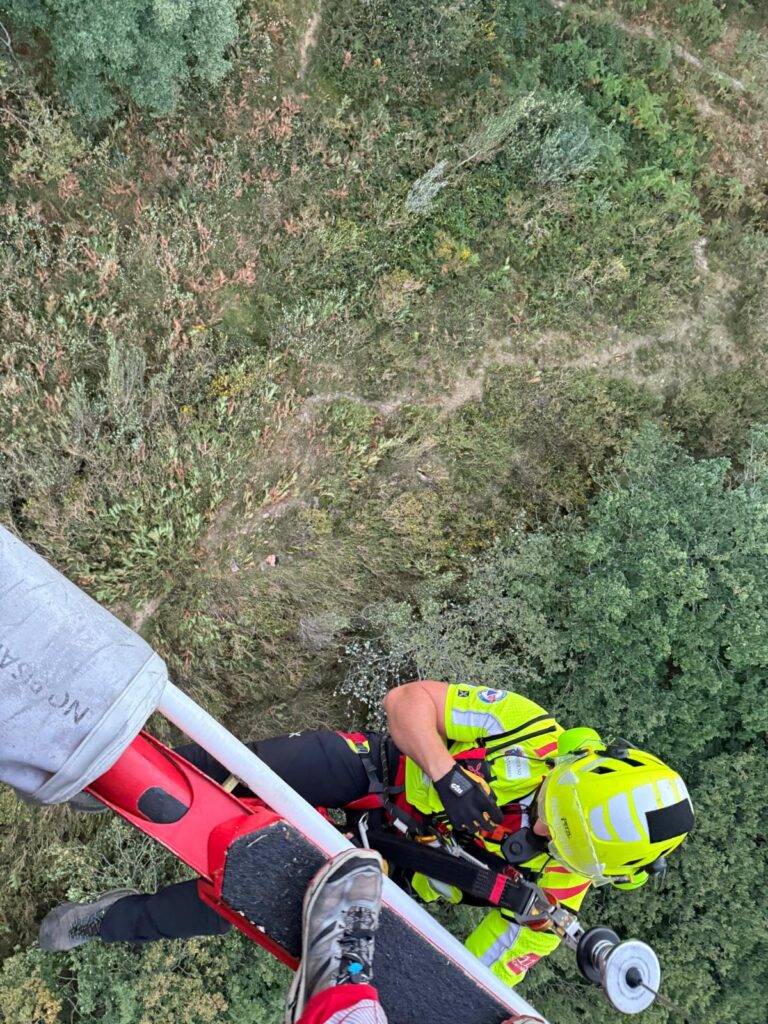 RESCATADA A TRAVÉS DE HELICÓPTERO UNA CASTREÑA DE 48 AÑOS QUE SE HABÍA ACCIDENTADO EN EL JUNCAL DE GURIEZO