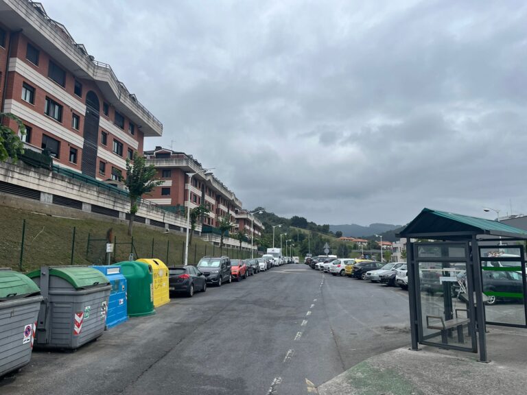 A PARTIR DEL LUNES DÍA 1 SERÁ NECESARIO RETIRAR LOS VEHÍCULOS APARCADOS EN EL VIAL DE VELAMAYOR POR OBRA DE MEJORA DEL ABASTECIMIENTO DE AGUA