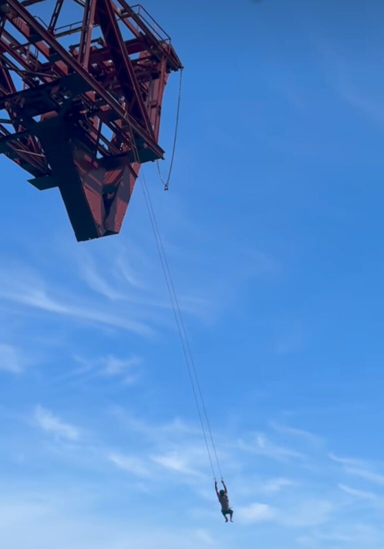 INVESTIGAN A UN ‘INSTAGRAMER’ POR LANZARSE AL MAR DESDE EL CARGADERO DE MINERAL DE DÍCIDO TRAS ATAR A SU ESTRUCTURA UNA CUERDA A MODO DE COLUMPIO