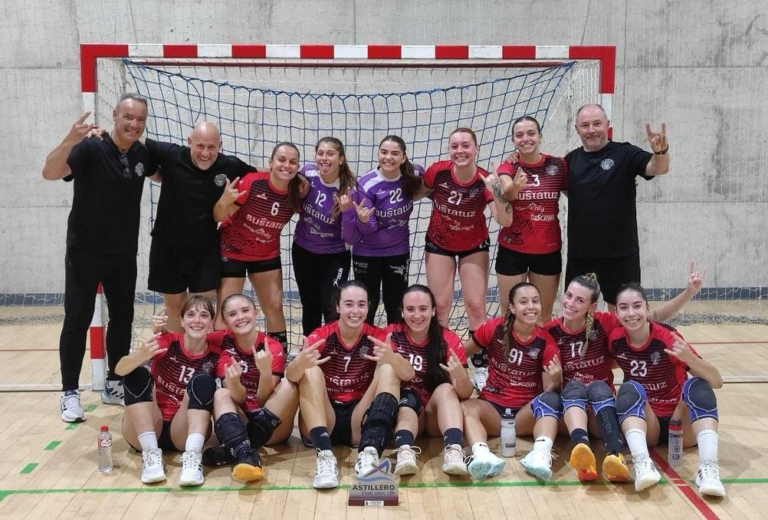 EL EQUIPO DE BALONMANO FEMENINO LOS CHELINES SE ESTRENA ESTE DOMINGO EN URDANETA INICIANDO SU OBJETIVO HACIA LA PERMANENCIA EN DIVISIÓN DE HONOR PLATA