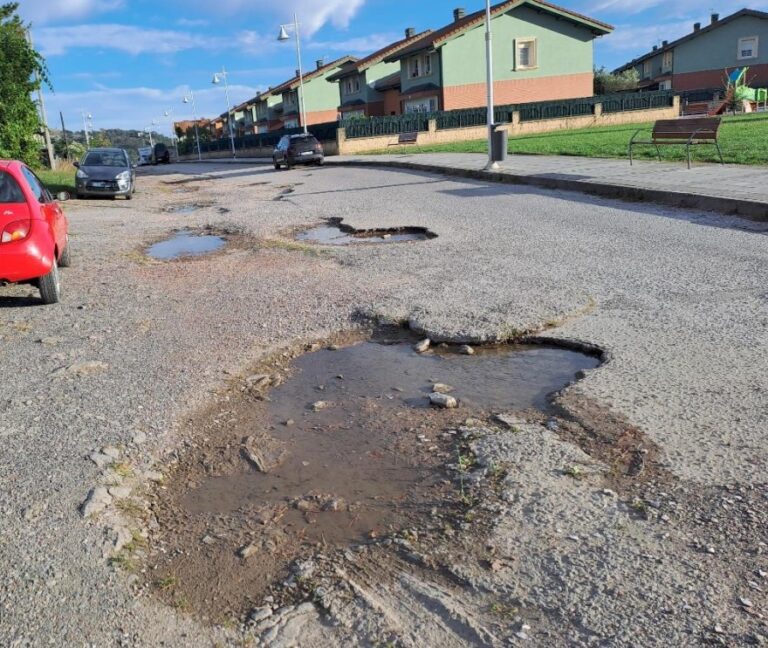 VECINOS DE LA LOMA DENUNCIAN «EL ABANDONO CONSCIENTE Y DELIBERADO POR PARTE DEL EQUIPO DE GOBIERNO» Y DESCRIBEN LAS MÚLTIPLES DEFICIENCIAS QUE PADECEN EN EL «ALUMBRADO, EL ASFALTADO, LAS ACERAS, LAS ARQUETAS LEVANTADAS Y EL TRANSPORTE PÚBLICO»