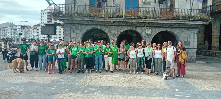 PROFESORES DE LOS INSTITUTOS CASTREÑOS SE CONCENTRAN EN LA PLAZA DEL AYUNTAMIENTO DE CASTRO URDIALES Y PIDEN LA DIMISIÓN DEL CONSEJERO SERGIO SILVA