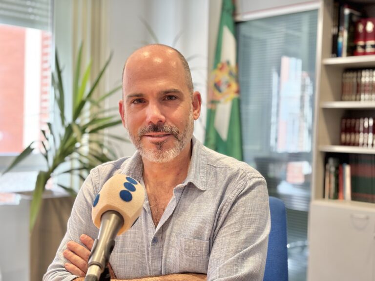EL DIRECTOR DE LA ESCUELA DE ADULTOS DETALLA LAS FORMACIONES QUE OFRECE EL CENTRO PARA PREPARAR LAS PRUEBAS DE ACCESO A LA UNIVERSIDAD Y A GRADO SUPERIOR Y EL EXAMEN LIBRE DE CUIDADOS AUXILIARES DE ENFERMERÍA