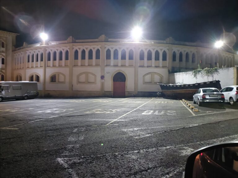 LA POLICÍA LOCAL RECONOCE QUE LA SOLUCIÓN A LOS APARCAMIENTOS INCONTROLADOS DE COCHES Y CARAVANAS EN LOS LUGARES RESERVADOS A LOS AUTOBUSES EN LA PLAZA DE TOROS «NO ES FÁCIL»