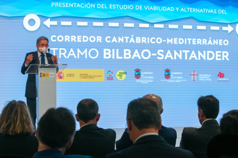 EL MINISTERIO DE TRANSPORTES ADMITE QUE EL TREN SANTANDER-BILBAO «NO ES VIABLE»: SU COSTE SUPERARÍA LOS 3.900 MILLONES DE EUROS