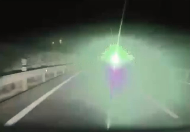 LA GUARDIA CIVIL IDENTIFICA A UN CONDUCTOR, VECINO DE BILBAO, QUE DURANTE LA NOCHE USABA UN PUNTERO LASER CONTRA OTROS VEHÍCULOS EN LA A-8