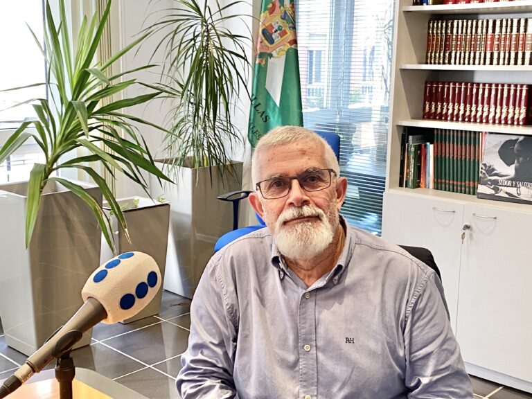 LA ALCALDESA TRASLADA A LA PLATAFORMA EN DEFENSA DE LA BARRERA QUE «LA DIRECCIÓN DE OBRA Y LA EMPRESA ADJUDICATARIA ESTÁN DE ACUERDO CON LOS CAMBIOS SOLICITADOS»