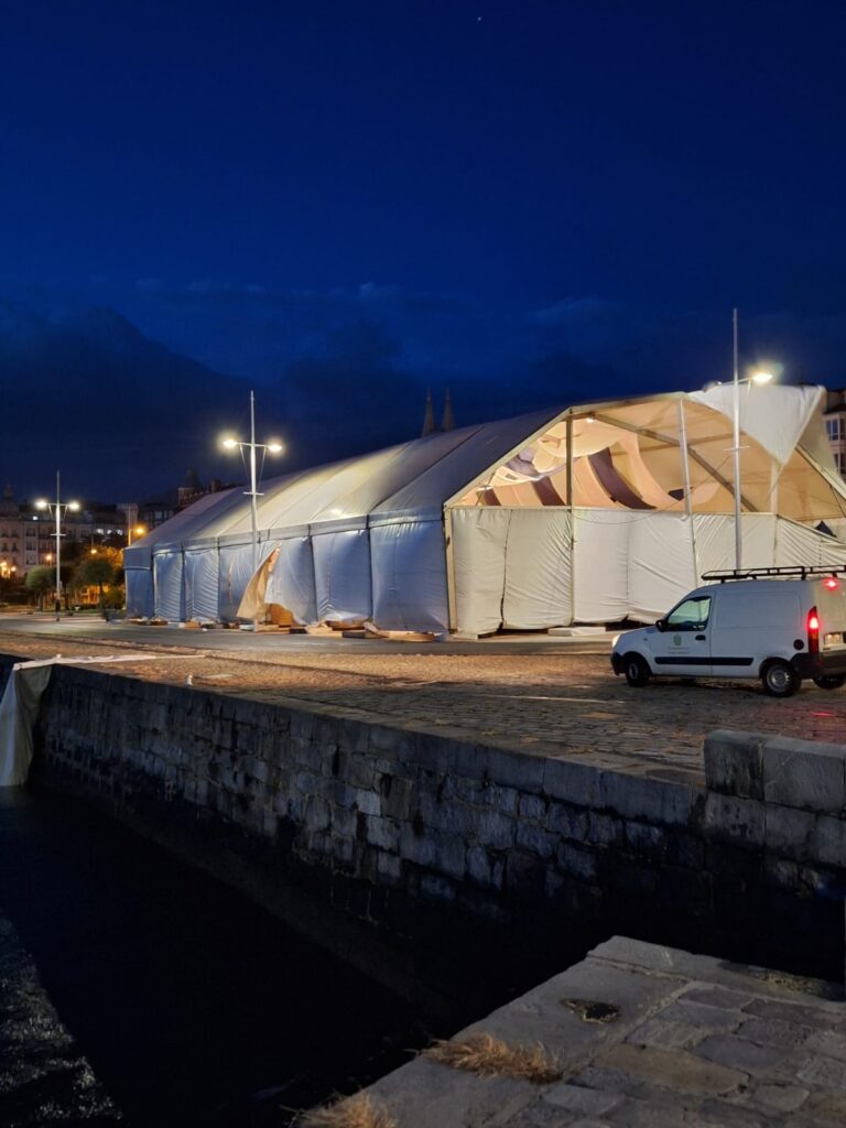 EL FUERTE VIENTO ARRANCA PARTE DE LA CARPA INSTALADA EN EL PARQUE AMESTOY PARA LA CASTROBERFEST, QUE SE INAUGURA ESTA TARDE