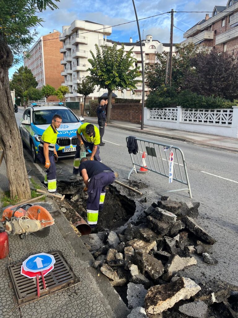 CORTADO UN CARRIL DE LA CALLE SILVESTRE OCHOA POR UN HUNDIMIENTO EN LA CALZADA