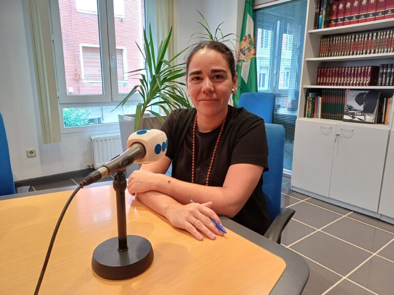 LETICIA MEJÍAS SE MUESTRA «ENCANTADA DE LA VIDA» CON LA PRESENCIA DEL NUEVO DIRECTOR DE LA RESIDENCIA MUNICIPAL «QUE SE HA ARREMANGADO DESDE EL PRINCIPIO BUSCANDO SOLUCIÓN A PROBLEMAS»