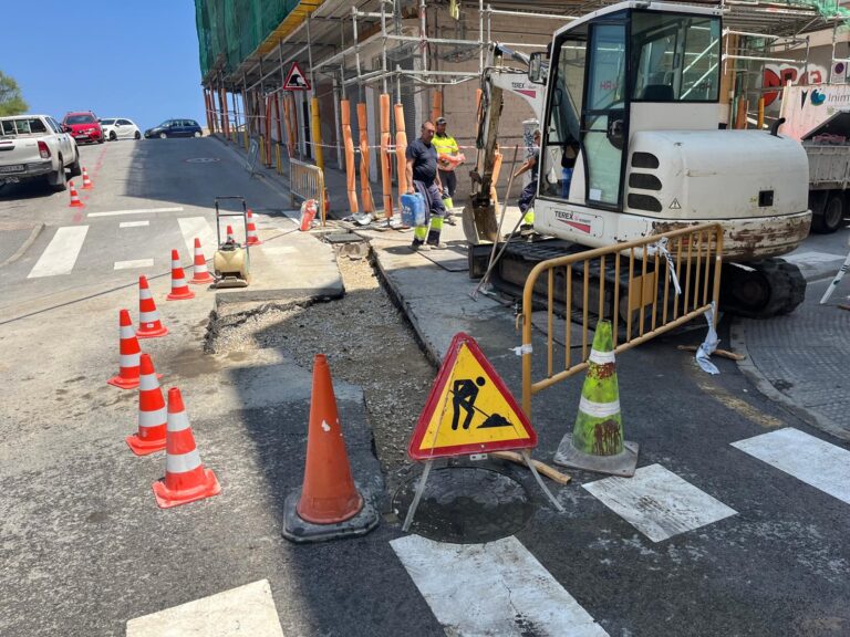ESTE MARTES 21 SE ASFALTARÁ EL CRUCE DE LAS CALLES SIGLO XX Y ARTURO DÚO PENDIENTE DESDE EL VERANO TRAS LAS OBRAS DE REPARACIÓN DEL SANEAMIENTO DE EL PEDREGAL