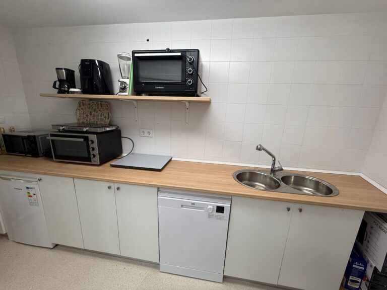 LA CONCEJALÍA DE JUVENTUD REFORMA LA COCINA DEL CENTRO JUVENIL EL CAMAROTE PARA LA MEJORA DE LOS TALLERES CULINARIOS QUE ALLÍ SE DESARROLLAN