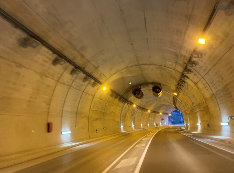 EL GOBIERNO DE CANTABRIA MEJORARÁ EL ALUMBRADO DEL TÚNEL DE SANTULLÁN CON LAS INSTALACIÓN DE MÁS DE 180 NUEVAS LUMINARIAS LED
