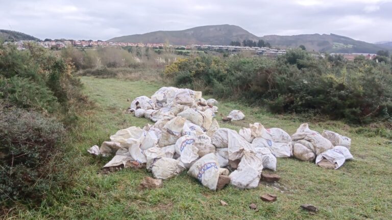 LA CONCEJALÍA DE MEDIO AMBIENTE DENUNCIA UN VERTIDO DE MÁS DE 100 SACOS DE ESCOMBRO EN EL BARRIO SAMANIEGO DE ORNÁS
