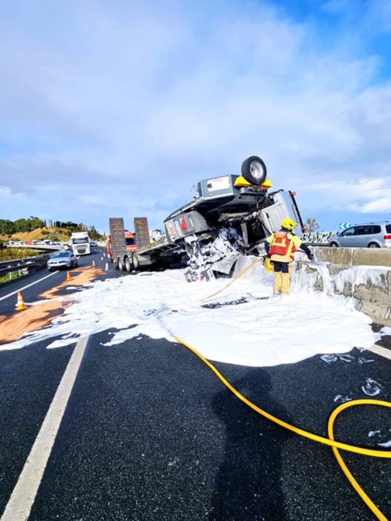 UN CAMIÓN VUELCA EN EL VIADUCTO DE ONTÓN DE LA A-8 PROVOCANDO RETENCIONES EN AMBOS SENTIDOS DE CIRCULACIÓN