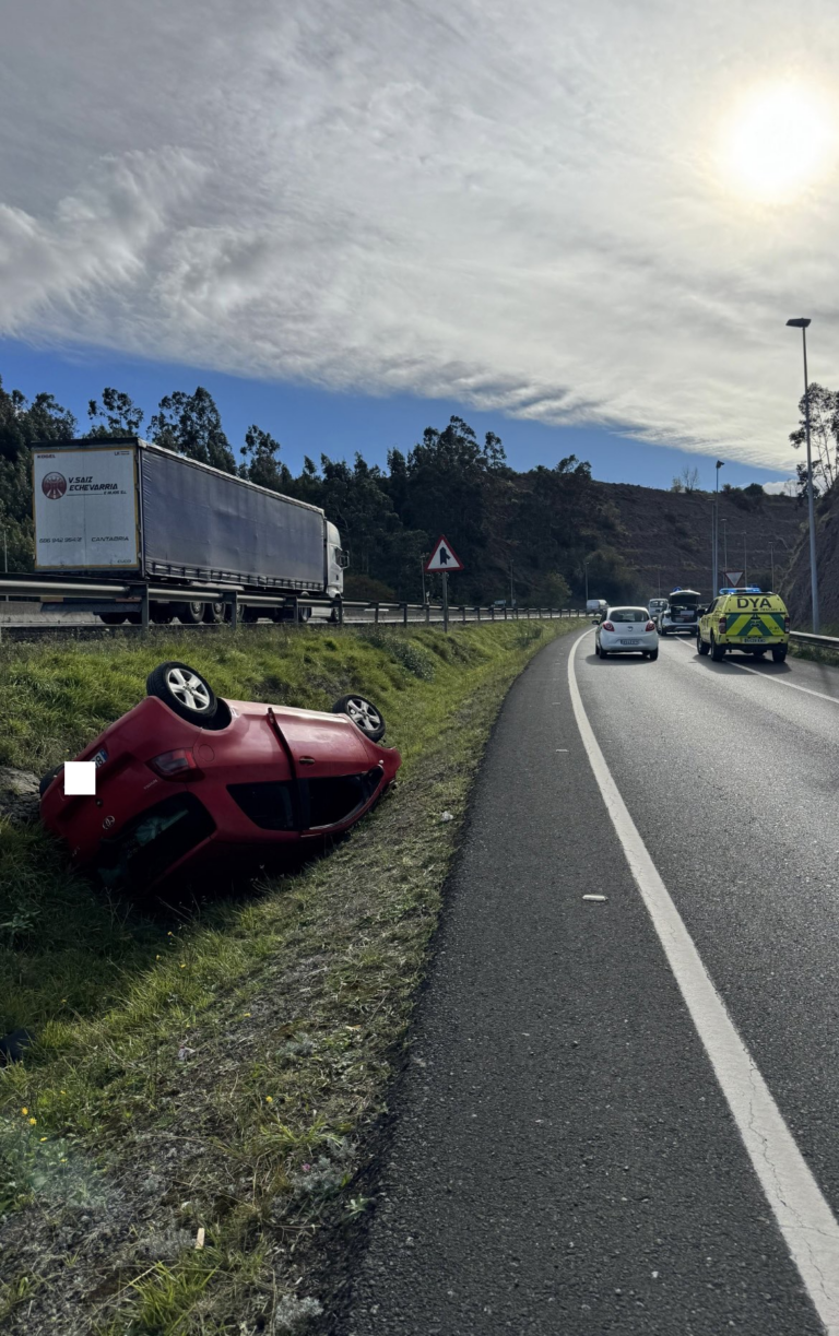 UN COCHE VUELCA EN LA INCORPORACIÓN A LA A-8 DESDE BRAZOMAR CON UN HERIDO TRASLADADO AL HOSPITAL