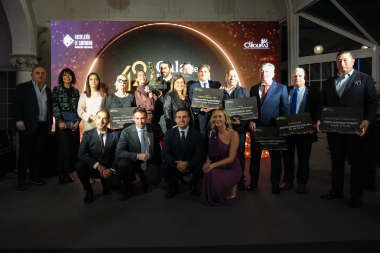 DOMINGO URQUIJO, DEL MESÓN MARINERO, RECIBE UN DIPLOMA POR SU TRAYECTORIA EMPRESARIAL EN LA GALA DE HOSTELERÍA DE CANTABRIA