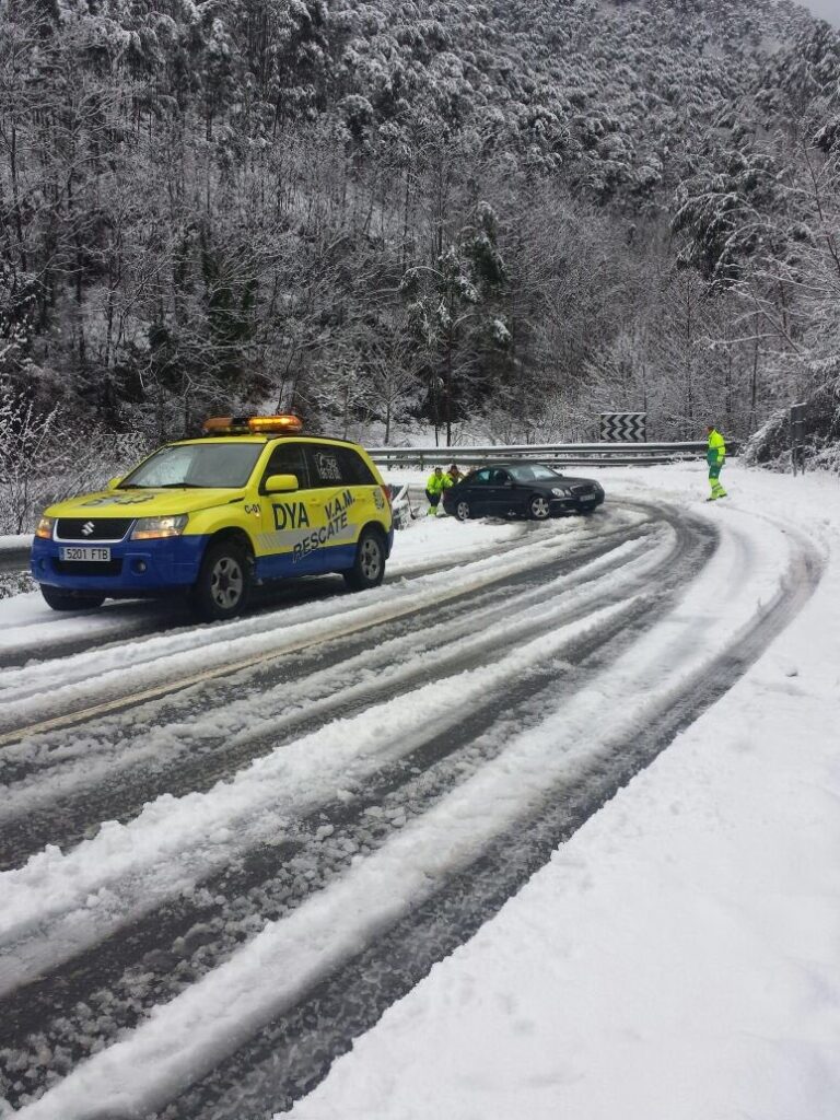 112 CANTABRIA RECOMIENDA EXTREMAR LAS PRECAUCIONES ANTE LOS AVISOS NARANJA Y AMARILLO POR NIEVE EN COTAS BAJAS DEL INTERIOR DE LA REGIÓN