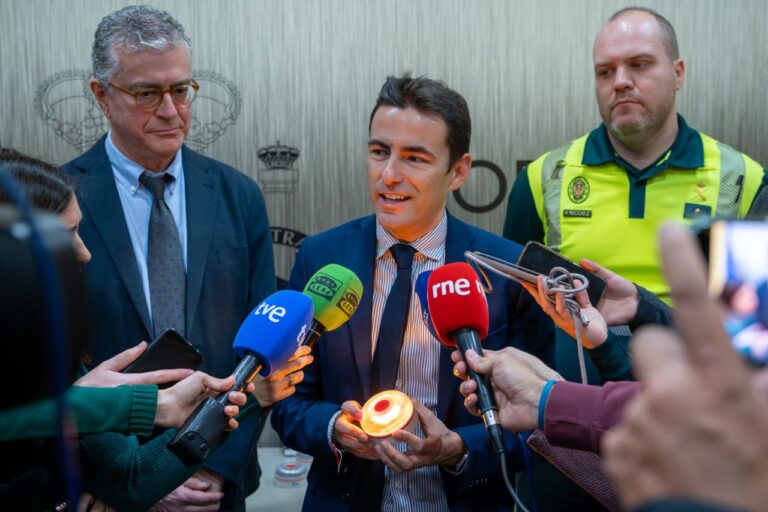 LA DGT RECUERDA LA OBLIGATORIEDAD DE LA BALIZA V-16 DESDE EL 1 DE ENERO E INSTAN A COMPROBAR SU HOMOLOGACIÓN ANTES DE ADQUIRIRLA