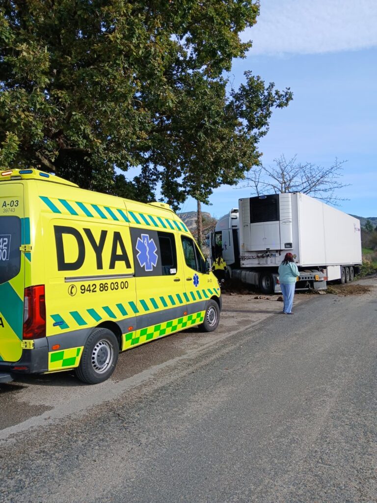 CONTROLADO EL DERRAME DEL DEPÓSITO DE COMBUSTIBLE DE UN CAMIÓN ACCIDENTADO EN VALLEGÓN