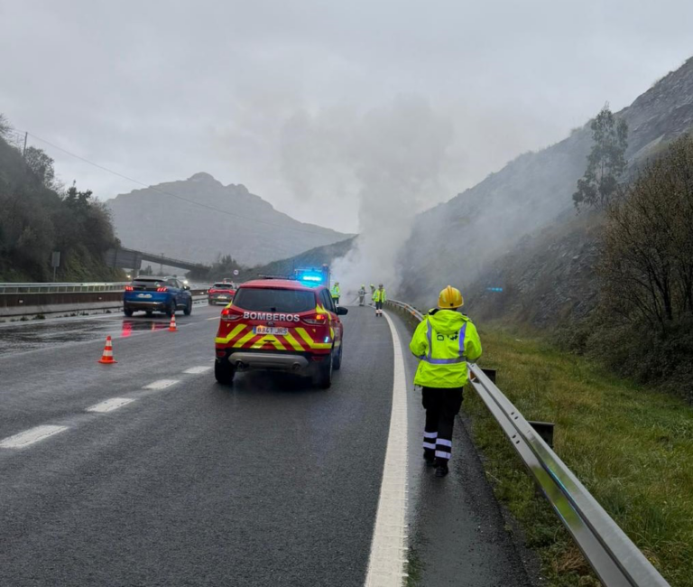 UN COCHE SE INCENDIA EN LA AUTOVÍA A-8 EN LA VARIANTE DE CASTRO URDIALES