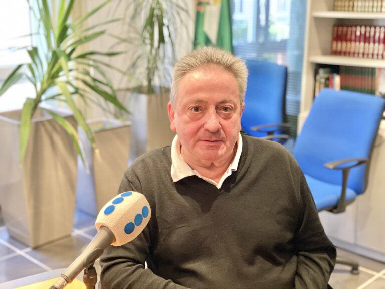 DOMINGO URQUIJO, PREMIADO POR LA ASOCIACIÓN DE HOSTELERÍA DE CANTABRIA, COMPARTE EN CASTRO PUNTO RADIO MÁS DE 50 AÑOS DE VIVENCIAS EN EL MESÓN MARINERO