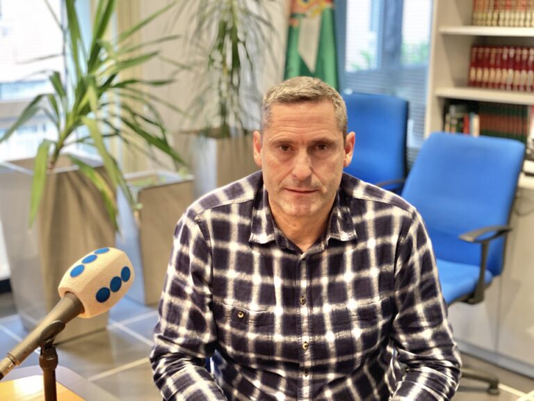 EL CONCEJAL DE DEPORTES RECONOCE QUE «ES ALGO CONTRAPRODUCENTE CAMBIAR LA CUBIERTA DEL PERU ZABALLA EN DICIEMBRE», PERO «TAMPOCO SE ESTÁ INUNDANDO EL PABELLÓN»