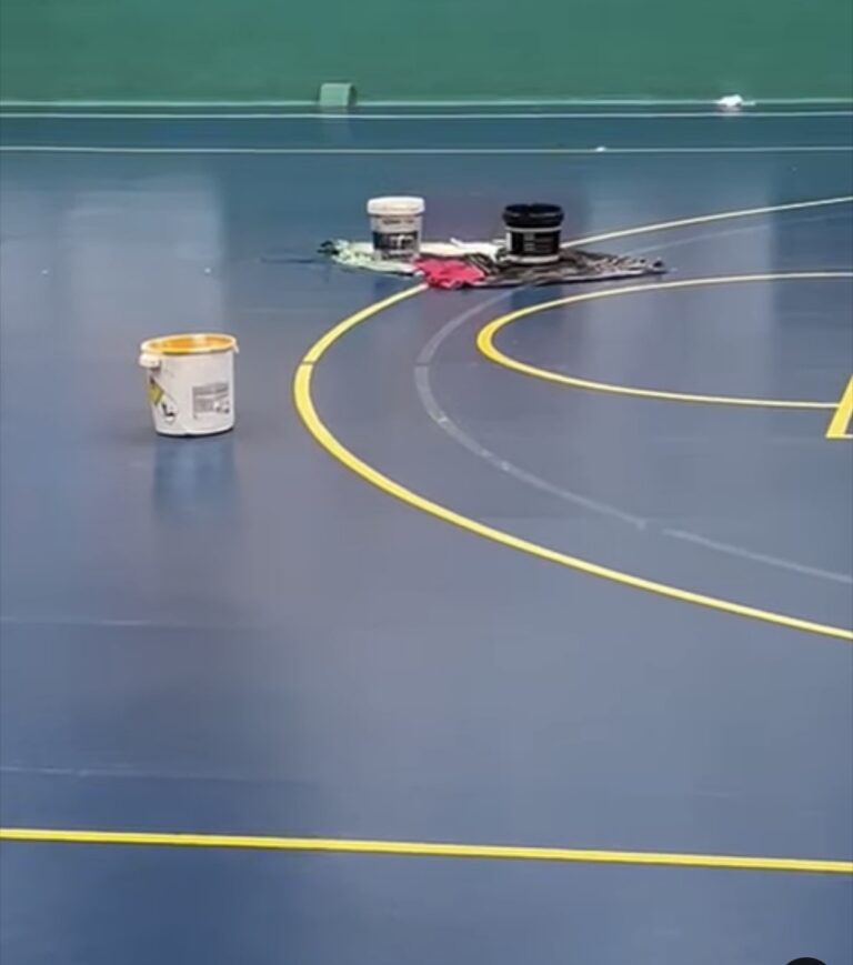 EL CASTRO FÚTBOL SALA TIENE QUE SUSPENDER SU PARTIDO DE LIGA DE HOY POR GOTERAS EN EL POLIDEPORTIVO PERU ZABALLA