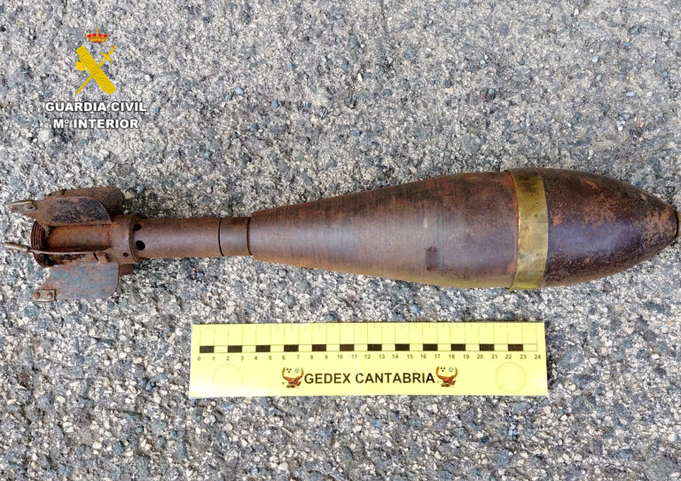 LA GUARDIA CIVIL DESTRUYE EN EL VALLE DE VILLAVERDE UNA GRANADA DE MORTERO DE LA GUERRA CIVIL QUE MANTENÍA INTACTO TODO SU PODER DESTRUCTIVO
