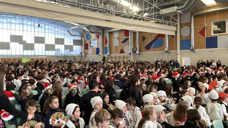 EL COLEGIO MENÉNDEZ PELAYO REÚNE A CASI 1.500 PERSONAS EN SU TRADICIONAL FESTIVAL DE NAVIDAD
