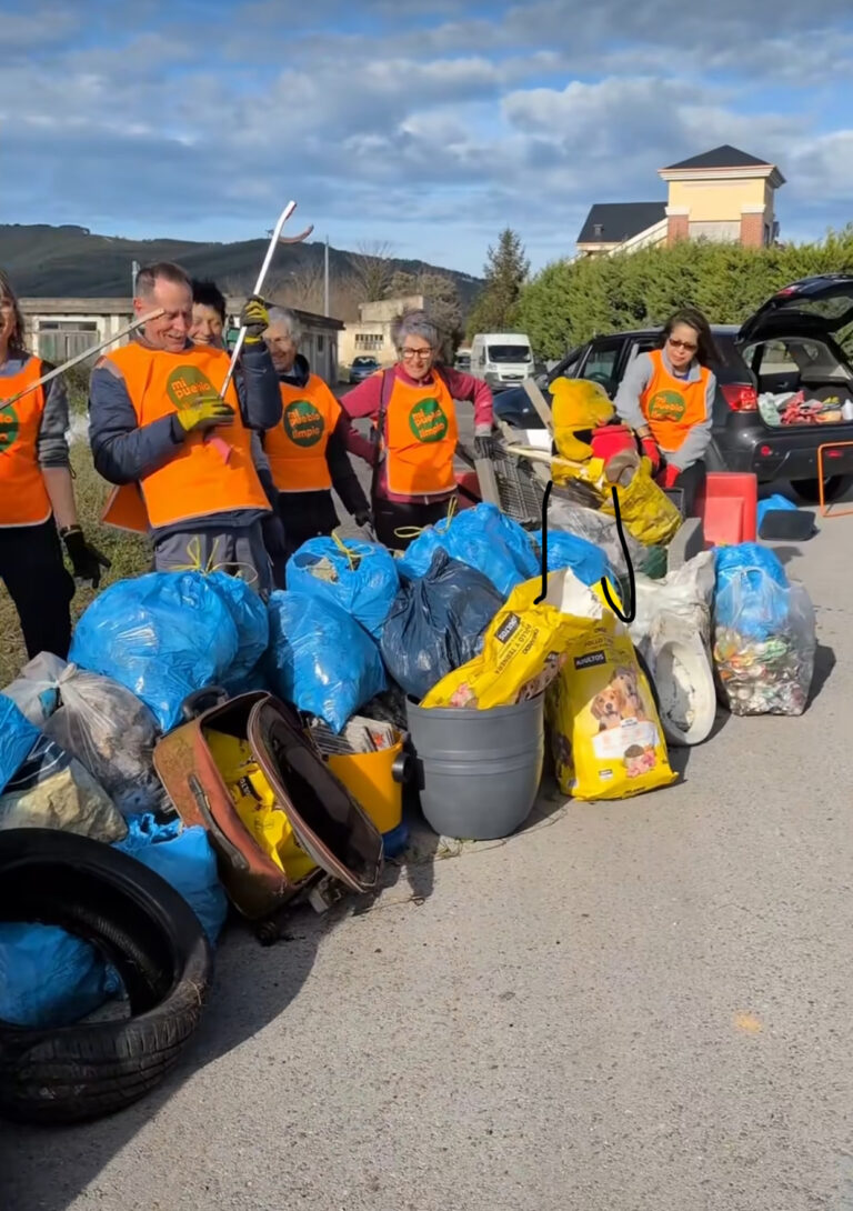 MI PUEBLO LIMPIO HA RECOGIDO, EN DOS JORNADAS, CASI 450 KILOS DE RESIDUOS ENTRE LA ROTONDA DE BRAZOMAR Y SANTULLÁN POR LA CARRETERA DE LA LOMA